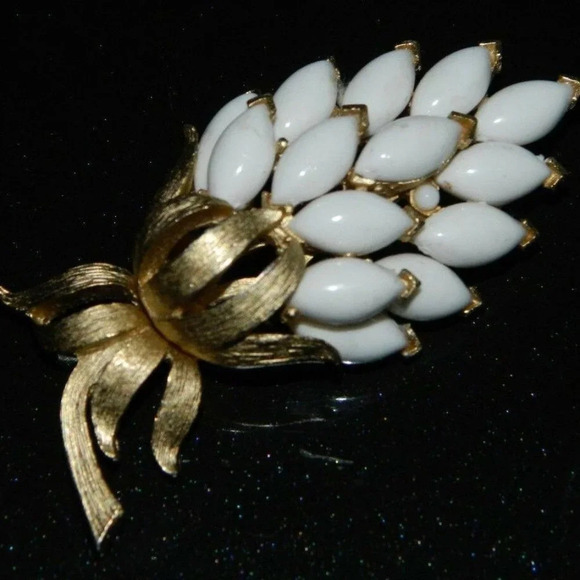 Mid Century CROWN TRIFARI Gold Tone White Lucite - Picture 1 of 5